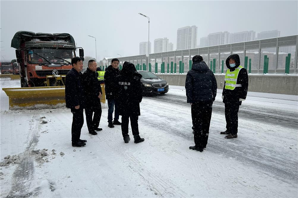 交通實(shí)業(yè)徹夜奮戰(zhàn)，除雪融冰保暢行